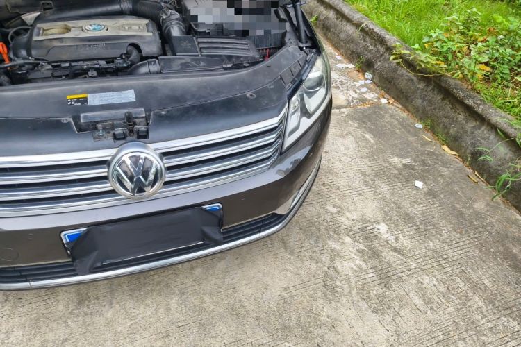 Used Volkswagen Magotan 2013 2.0 TSI Prestige Model Engine Bay Left