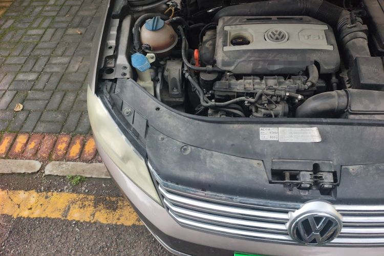 Used Volkswagen Magotan 2013 1.8TSI Prestige Model Engine Bay Right