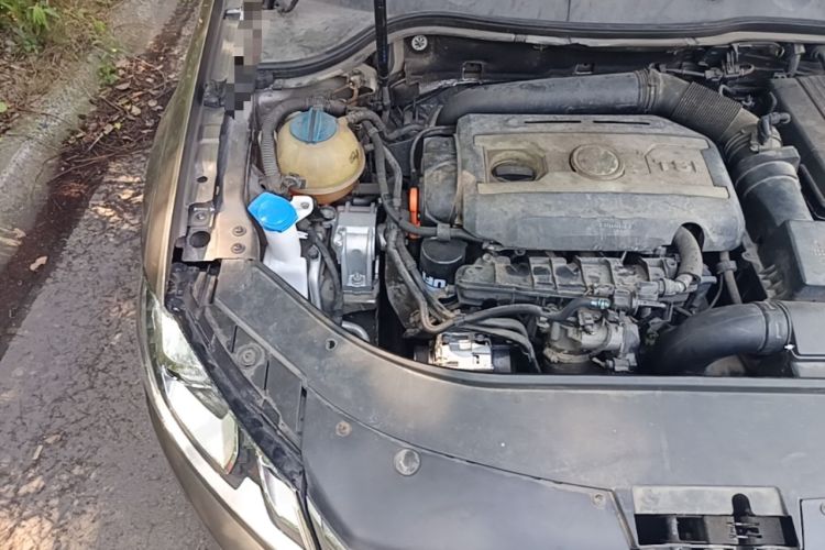 Used Volkswagen Magotan 2013 1.8TSI Luxury Model Engine Bay Right