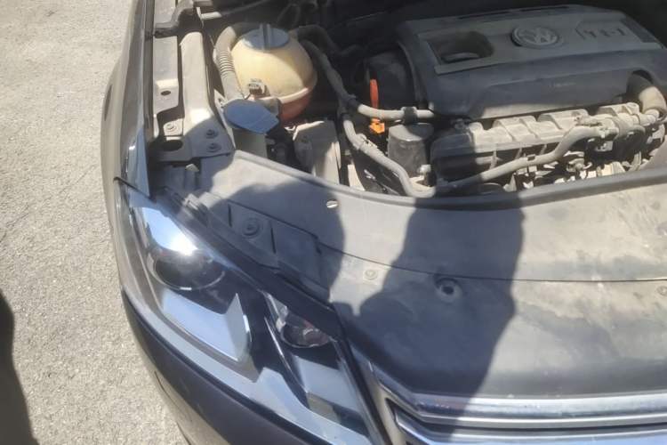 Used Volkswagen Magotan 2013 2.0 TSI Prestige Model Engine Bay Right