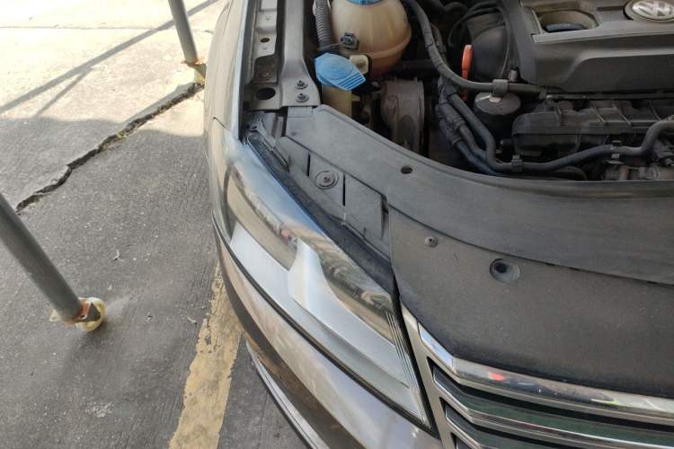 Used Volkswagen Magotan 2013 1.8TSI Premier Model Engine Bay Right