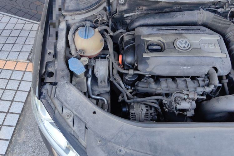 Used Volkswagen Magotan 2013 1.8TSI Luxury Model Engine Bay Right