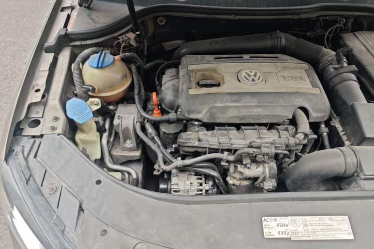 Used Volkswagen Magotan 2013 1.8TSI Premier Model Engine Bay Right