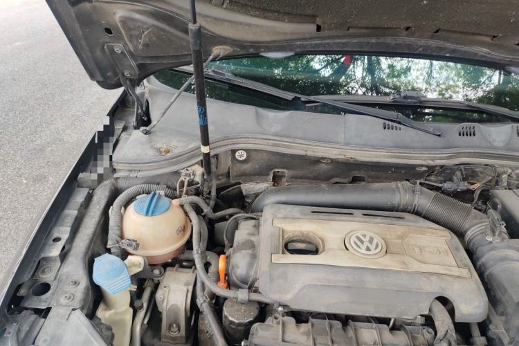 Used Volkswagen Magotan 2013 1.8TSI Luxury Model Engine Bay Right
