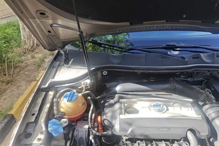 Used Volkswagen Magotan 2013 1.8TSI Premier Model Engine Bay Right