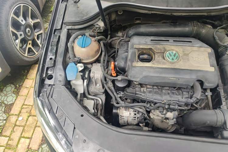 Used Volkswagen Magotan 2013 1.8TSI Premier Model Engine Bay Right