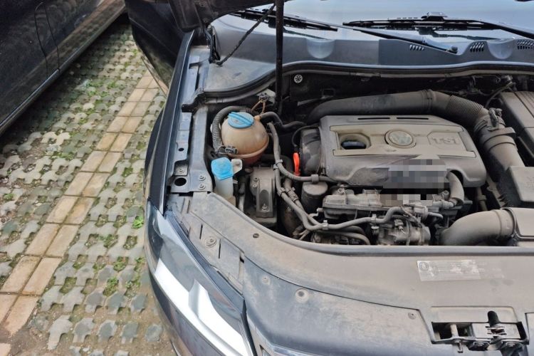 Used Volkswagen Magotan 2013 1.8TSI Premier Model Engine Bay Right