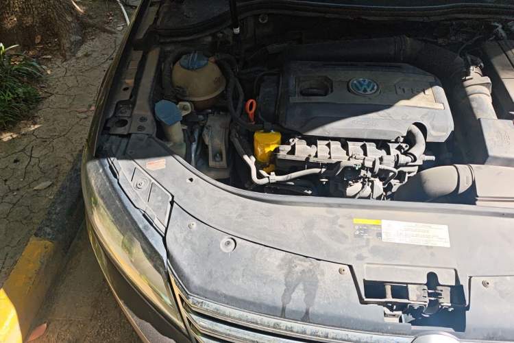 Used Volkswagen Magotan 2013 1.8TSI Premier Model Engine Bay Right