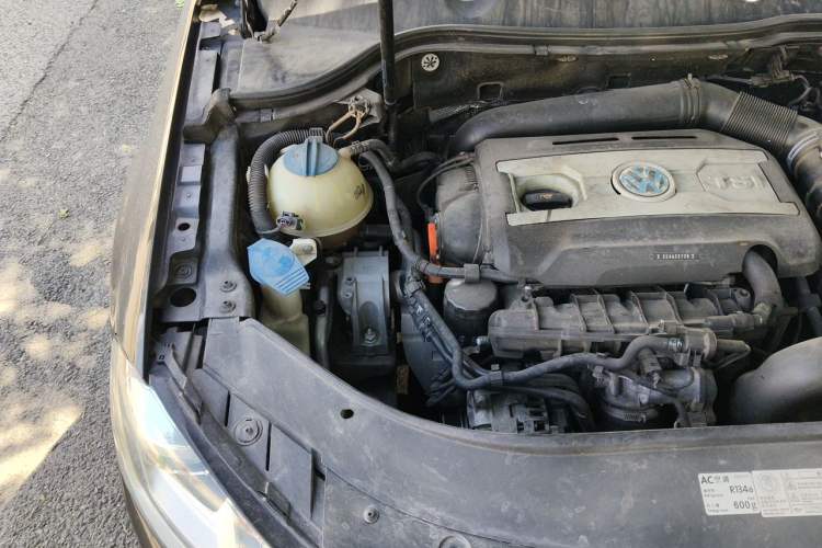 Used Volkswagen Magotan 2013 1.8TSI Luxury Model Engine Bay Right