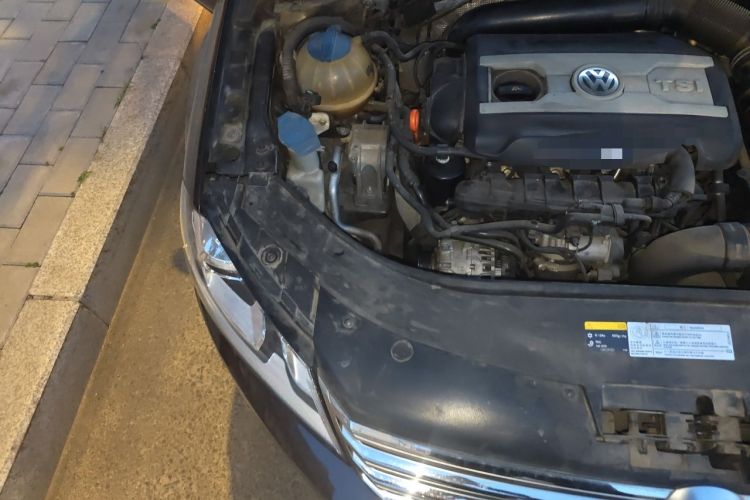 Used Volkswagen Magotan 2013 2.0 TSI Prestige Model Engine Bay Right