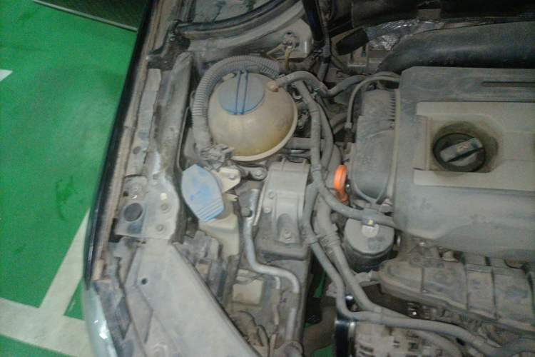 Used Volkswagen Magotan 2013 1.8TSI Luxury Model Engine Bay Right