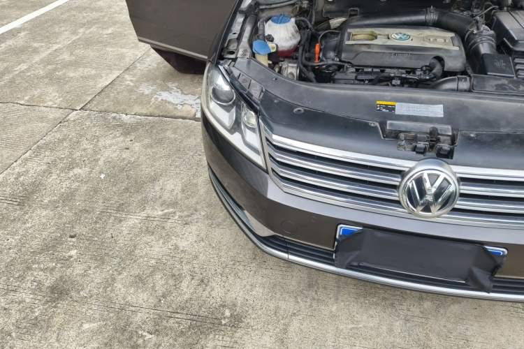Used Volkswagen Magotan 2013 2.0 TSI Prestige Model Engine Bay Right