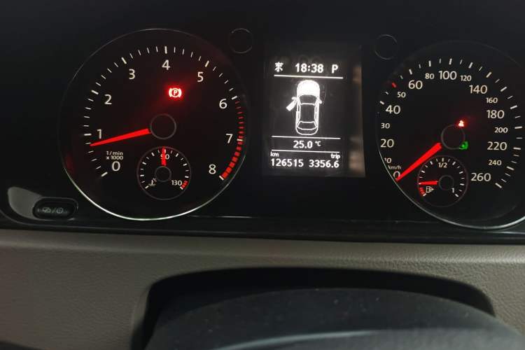 Used Volkswagen Magotan 2013 1.8TSI Prestige Model Odometer Close Up