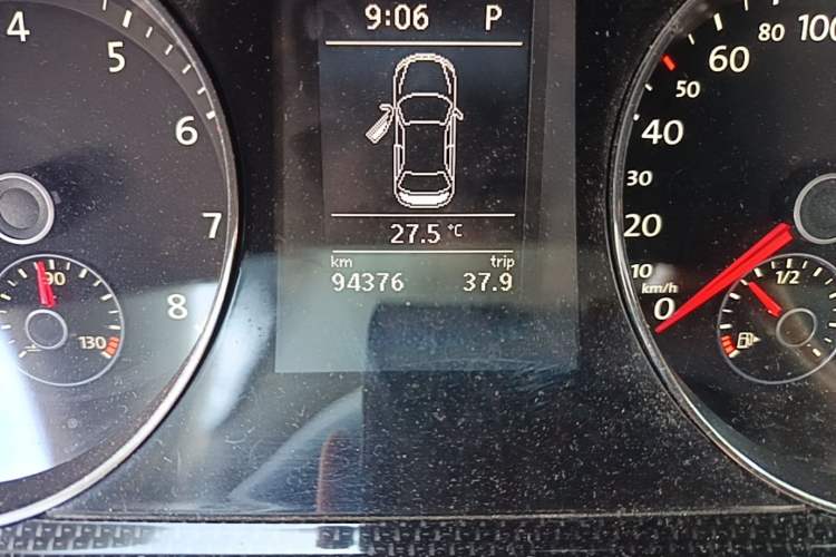 Used Volkswagen Magotan 2013 1.8TSI Luxury Model Odometer Close Up