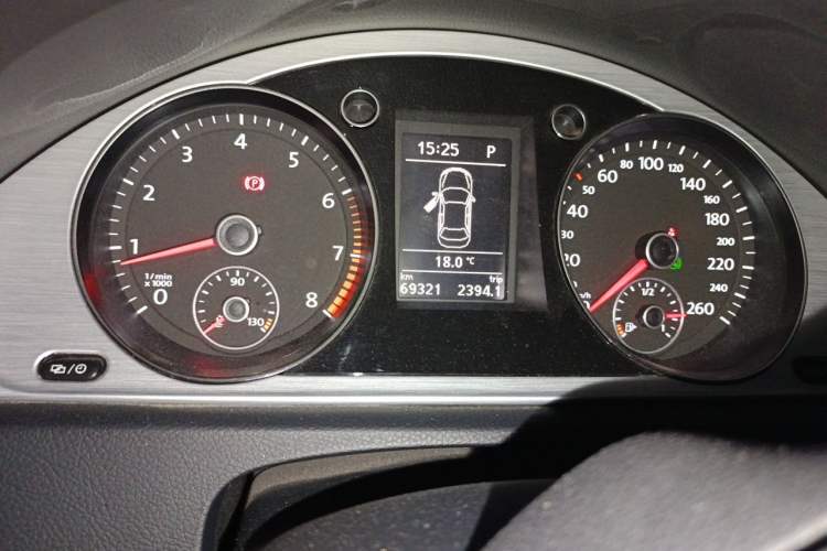 Used Volkswagen Magotan 2013 1.8TSI Premier Model Odometer Close Up