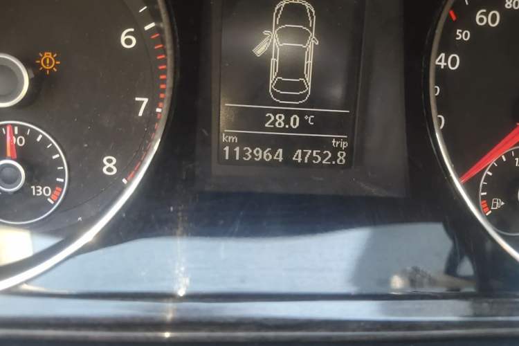 Used Volkswagen Magotan 2013 2.0 TSI Prestige Model Odometer Close Up