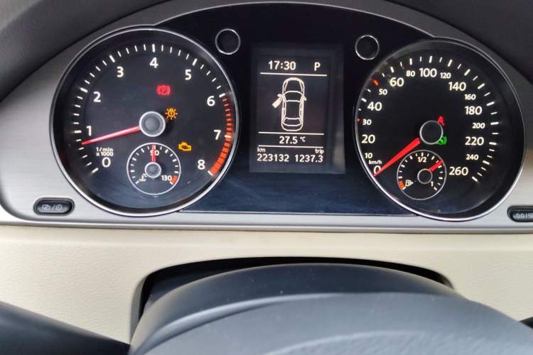 Used Volkswagen Magotan 2013 1.8TSI Premier Model Odometer Close Up