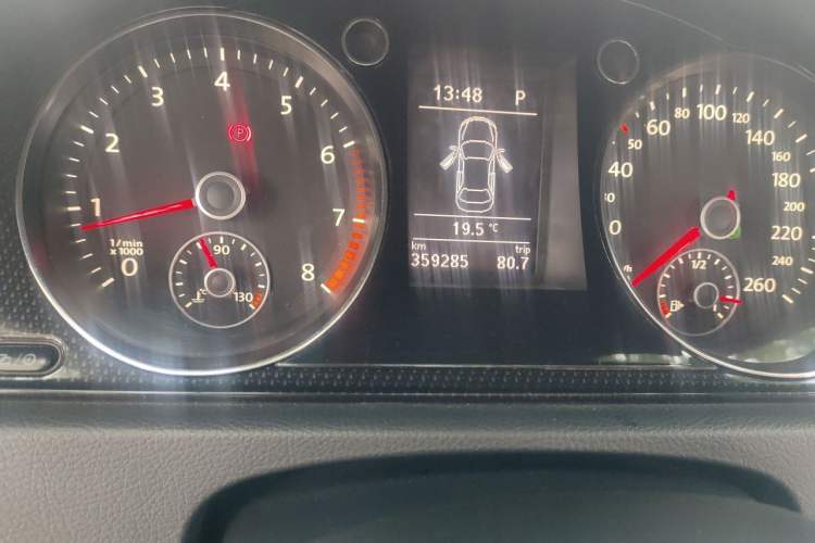 Used Volkswagen Magotan 2013 1.8TSI Luxury Model Odometer Close Up
