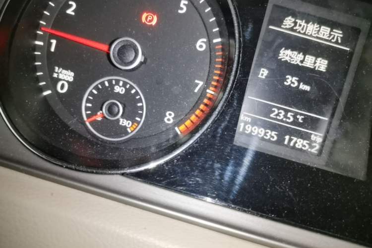 Used Volkswagen Magotan 2013 1.8TSI Premier Model Odometer Close Up