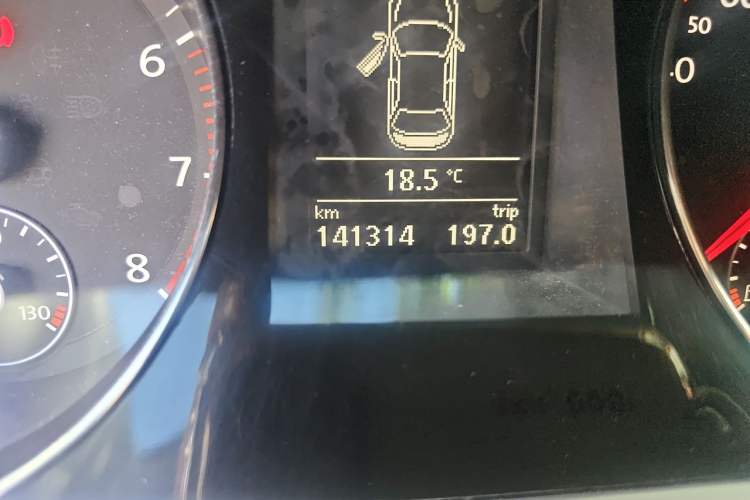 Used Volkswagen Magotan 2013 1.8TSI Premier Model Odometer Close Up