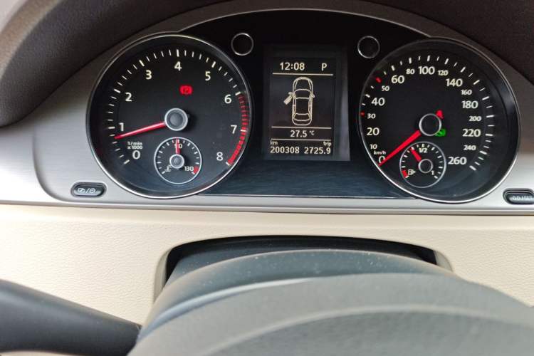 Used Volkswagen Magotan 2013 1.8TSI Premier Model Odometer Close Up