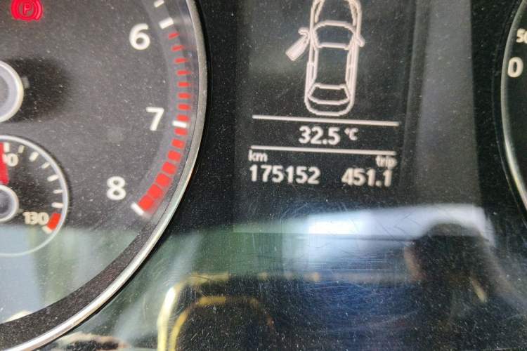 Used Volkswagen Magotan 2013 1.8TSI Luxury Model Odometer Close Up