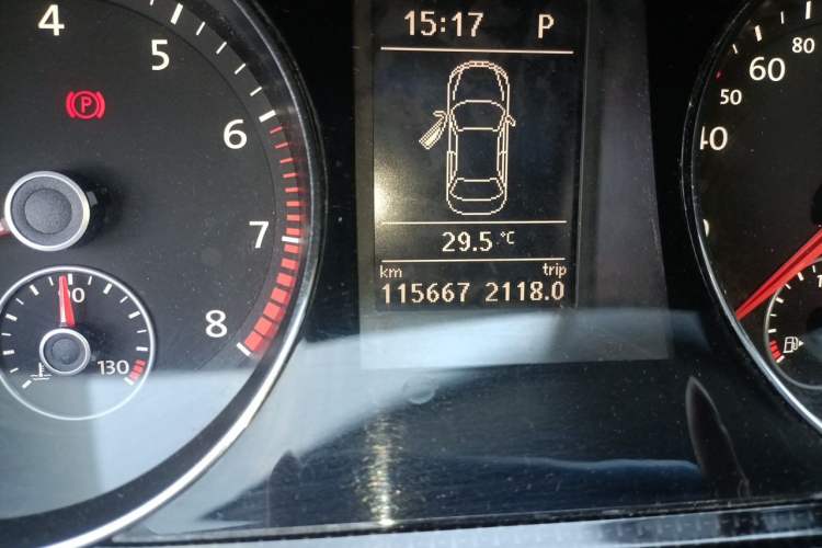 Used Volkswagen Magotan 2013 1.8TSI Luxury Model Odometer Close Up