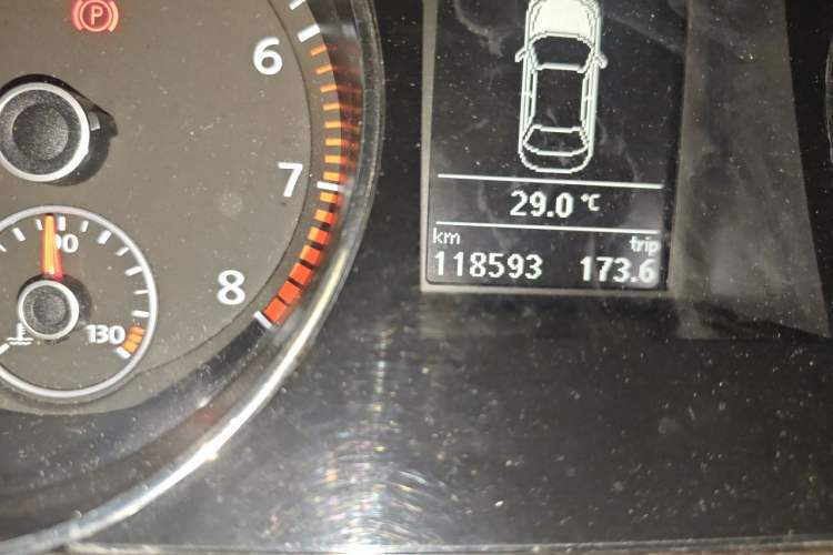Used Volkswagen Magotan 2013 2.0 TSI Prestige Model Odometer Close Up
