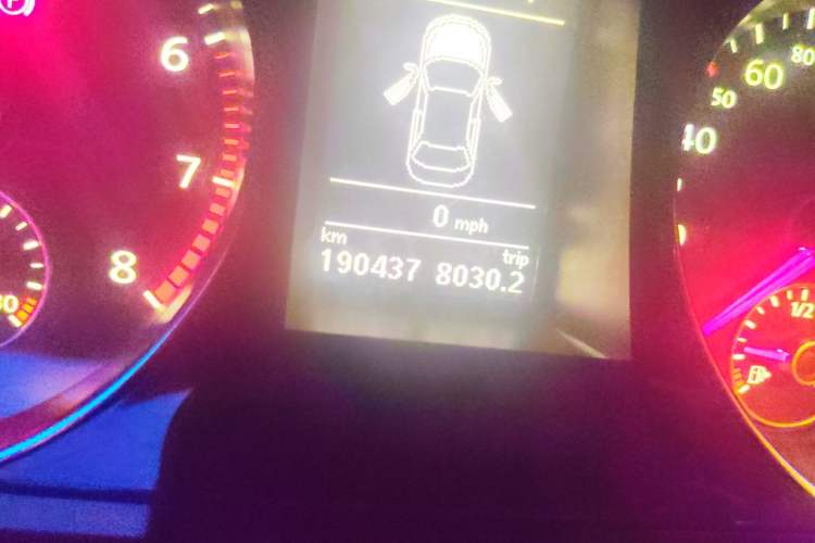 Used Volkswagen Magotan 2013 1.8TSI Luxury Model Odometer Close Up