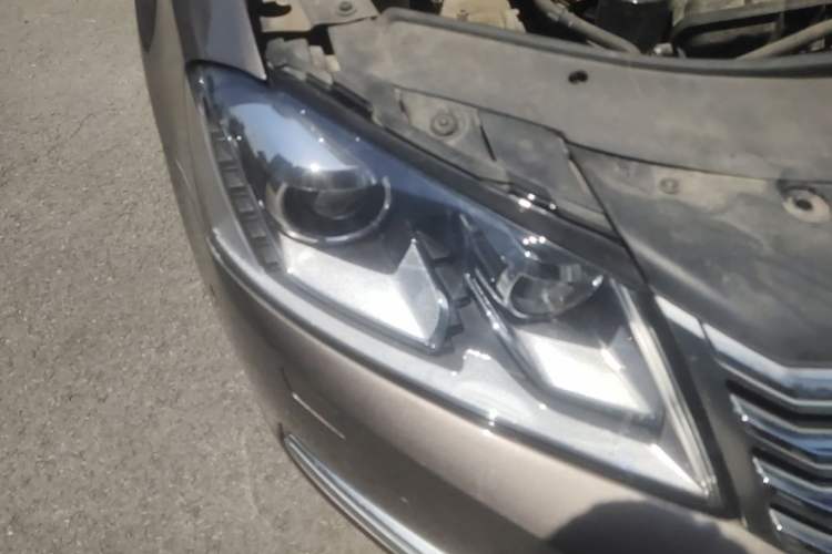Used Volkswagen Magotan 2013 2.0 TSI Prestige Model Right Front Headlight