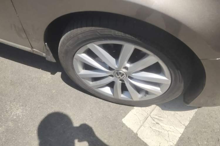 Used Volkswagen Magotan 2013 2.0 TSI Prestige Model Right Front Wheel Hub