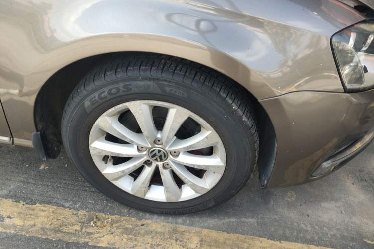 Used Volkswagen Magotan 2013 1.8TSI Premier Model Right Front Wheel Hub