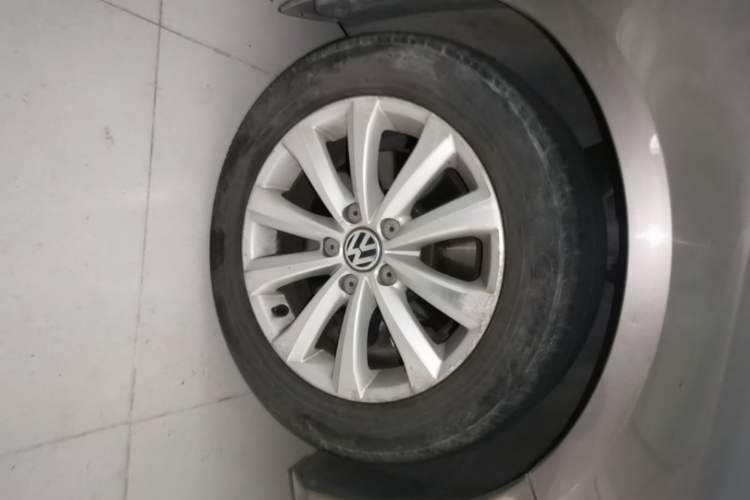 Used Volkswagen Magotan 2013 1.8TSI Premier Model Right Front Wheel Hub