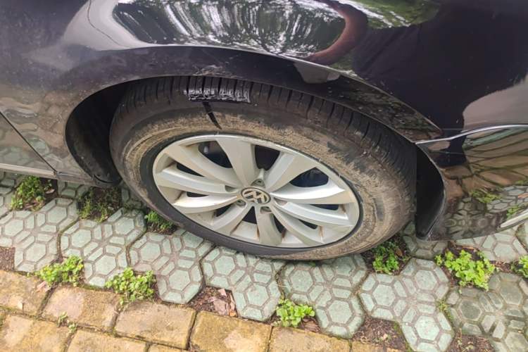Used Volkswagen Magotan 2013 1.8TSI Premier Model Right Front Wheel Hub