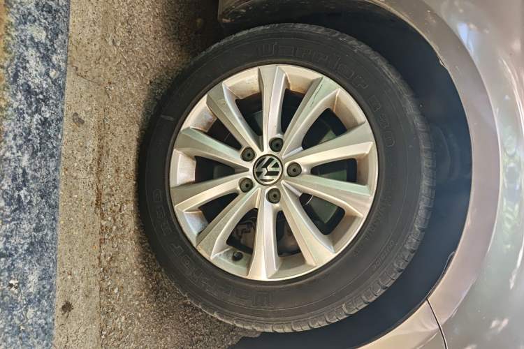 Used Volkswagen Magotan 2013 1.8TSI Premier Model Right Front Wheel Hub