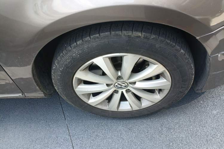 Used Volkswagen Magotan 2013 1.8TSI Luxury Model Right Front Wheel Hub