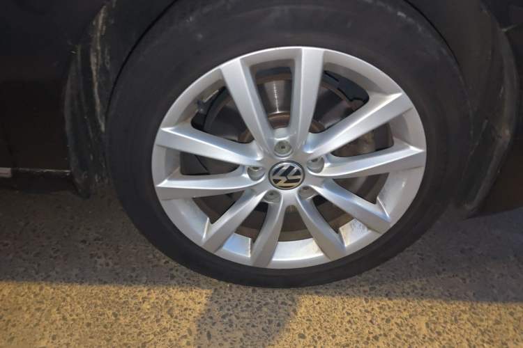 Used Volkswagen Magotan 2013 2.0 TSI Prestige Model Right Front Wheel Hub