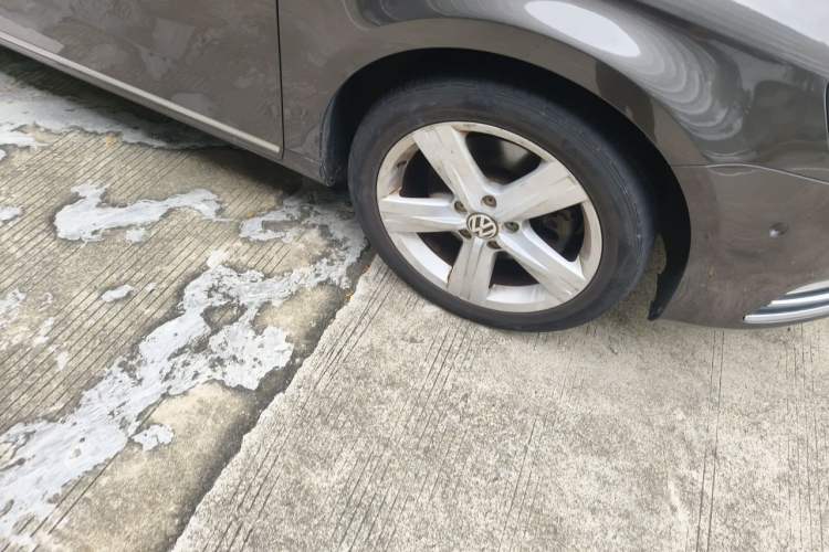 Used Volkswagen Magotan 2013 2.0 TSI Prestige Model Right Front Wheel Hub