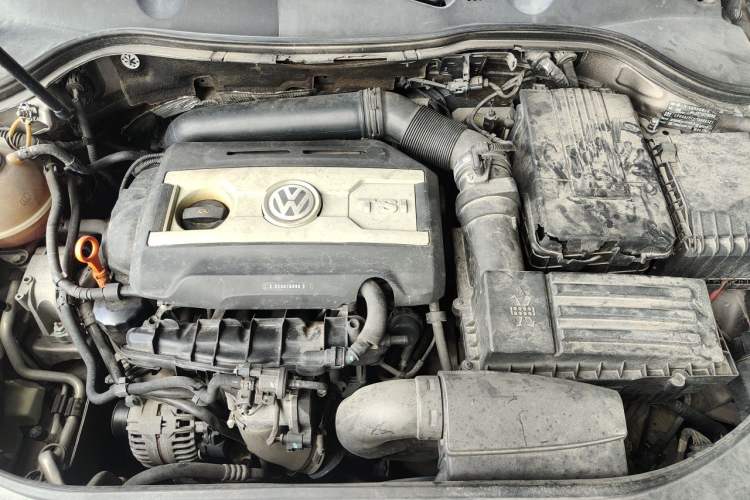 Used Volkswagen Magotan 2013 1.8TSI Luxury Model Engine Bay