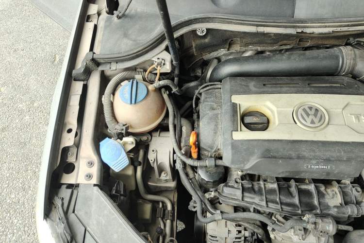 Used Volkswagen Magotan 2013 1.8TSI Luxury Model Engine Bay Right