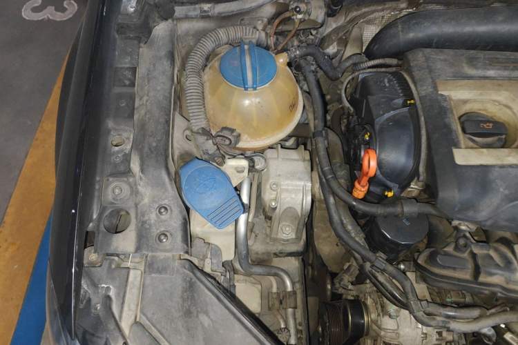 Used Volkswagen Magotan 2013 1.8TSI Luxury Model Engine Bay Right