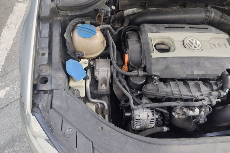 Used Volkswagen Magotan 2013 2.0 TSI Prestige Model Engine Bay Right