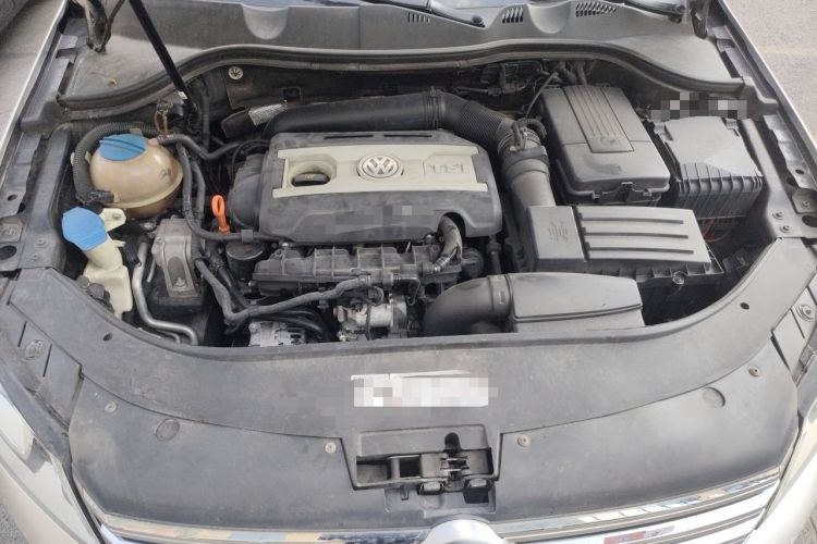 Used Volkswagen Magotan 2013 2.0 TSI Prestige Model Engine Bay