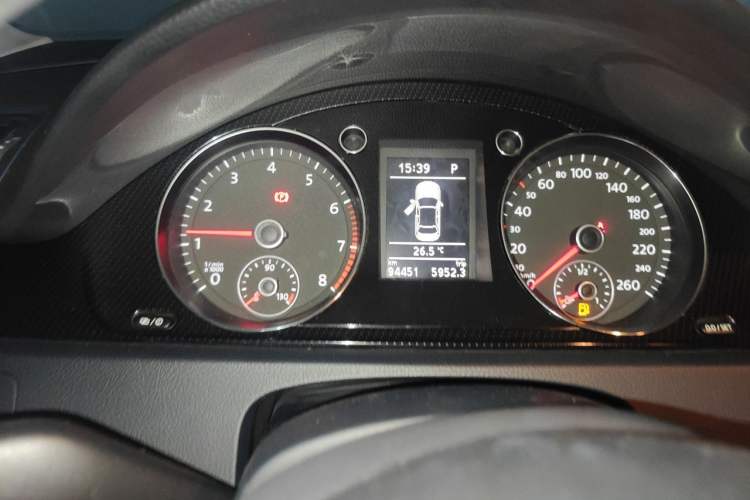 Used Volkswagen Magotan 2013 1.8TSI Luxury Model Odometer Close Up