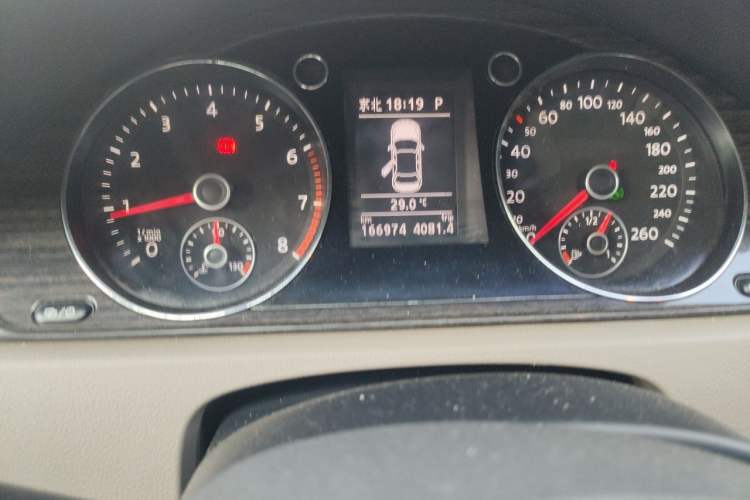 Used Volkswagen Magotan 2013 2.0 TSI Prestige Model Odometer Close Up