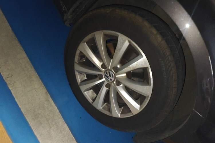 Used Volkswagen Magotan 2013 1.8TSI Luxury Model Right Front Wheel Hub