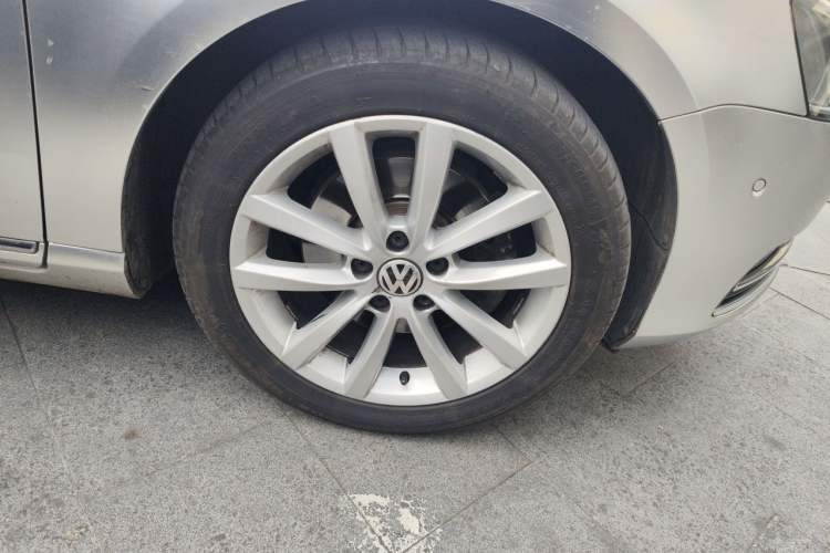 Used Volkswagen Magotan 2013 2.0 TSI Prestige Model Right Front Wheel Hub