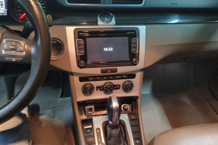 Used Volkswagen Magotan 2013 1.8TSI Prestige Model Audio And AC Panel