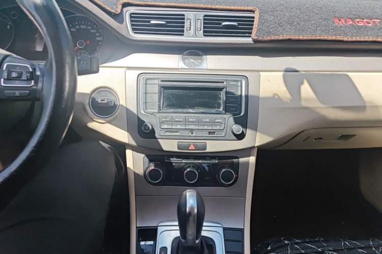 Used Volkswagen Magotan 2013 1.8TSI Comfort Model Audio And AC Panel