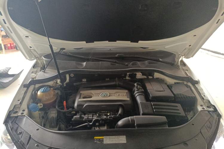 Used Volkswagen Magotan 2013 2.0 TSI Prestige Model Engine Bay